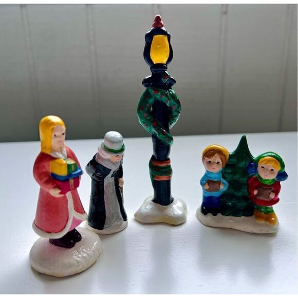Vintage 4 Piece Ceramic Christmas Carolers and Light post - Picture 4 of 8